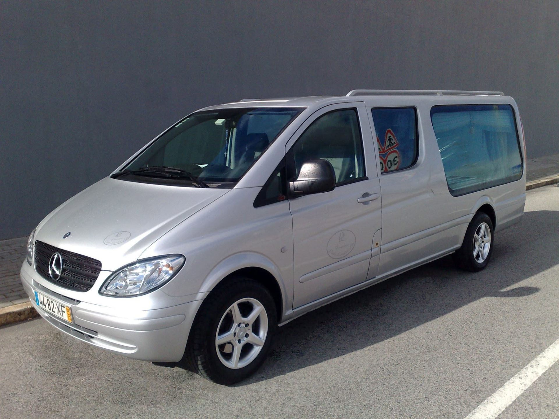 Carrinha funerária Mercedes-Benz da Agência Funerária Paulo Lameiras